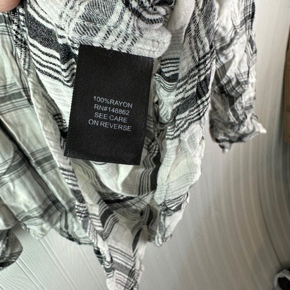 Torrid Button Down Blouse Black and white Plaid‎ size 1X - Picture 2 of 4